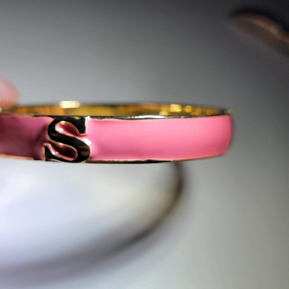 Gold tone and pink clasp bracelet with the initial "S" - Picture 3 of 14